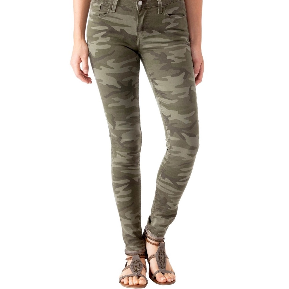 Levis 535 Ripped Knee Super Skinny Camouflage Jeans